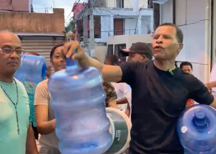 Reclaman agua potable en la Respaldo 43 Cristo Rey, Distrito Nacional